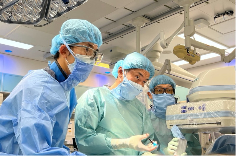 佐賀大学医学部循環器内科手術中のドクター